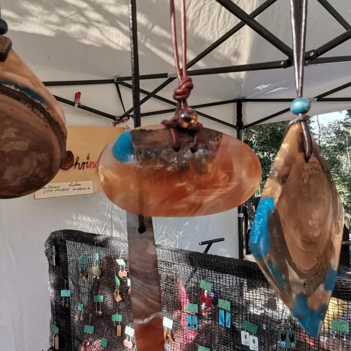 Zwei Anhänger aus Holz und Harz