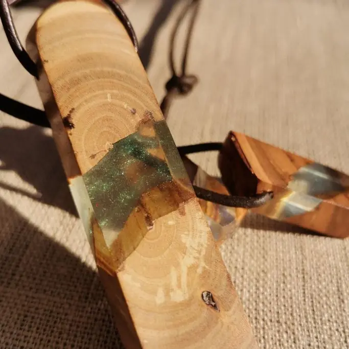 Anhänger aus hellem Holz
