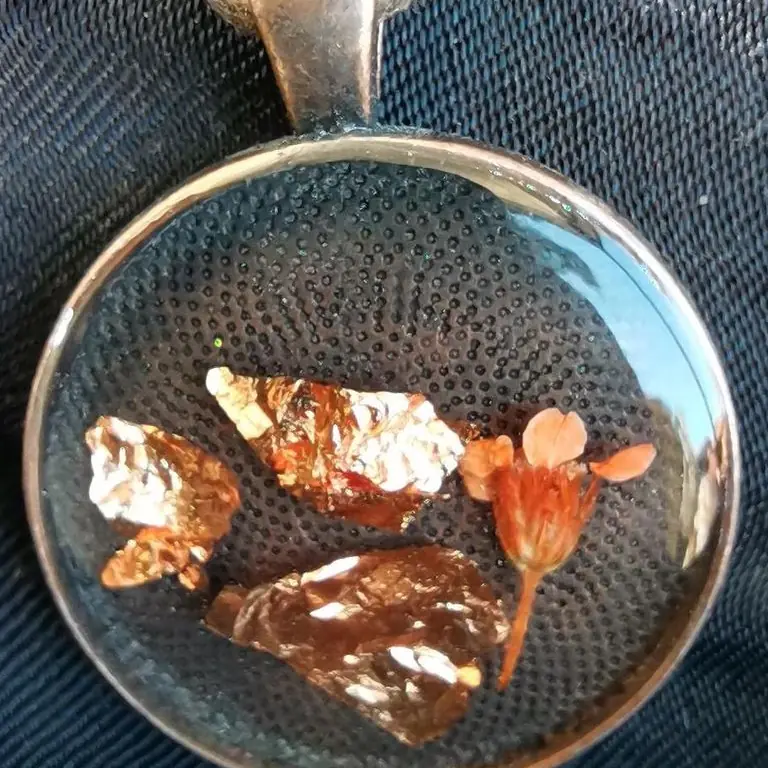 Anhänger mit Blattgold