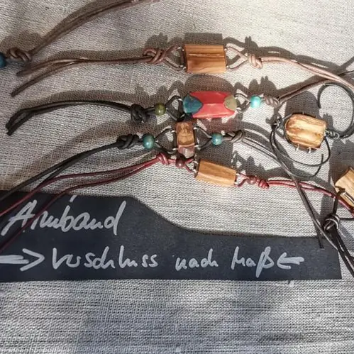 Armband aus Holz und Leder