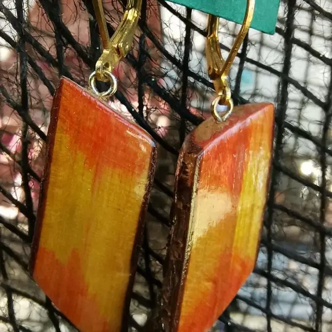 Anhänger in Orange und Gelb